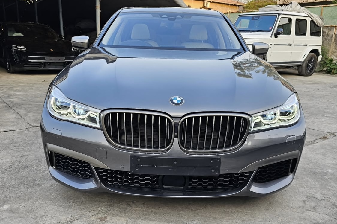 BMW M760Li V12